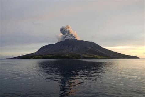 indonesia volcano eruption today